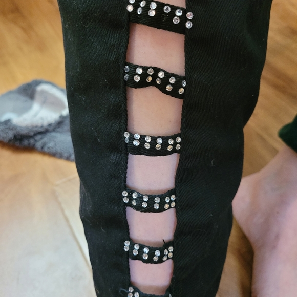 Black stylish pekaboo jeans - Picture 3 of 7